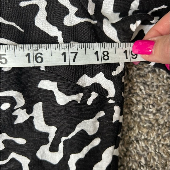 5/$25 East 5th linen blend black and white animal like print blouse size medium - Picture 8 of 11